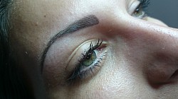 Maquillage semi-permanent des sourcils